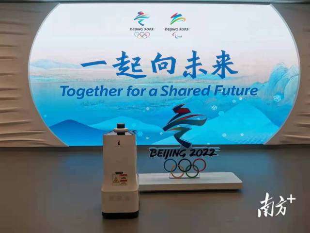 脉冲紫外消毒机器人。