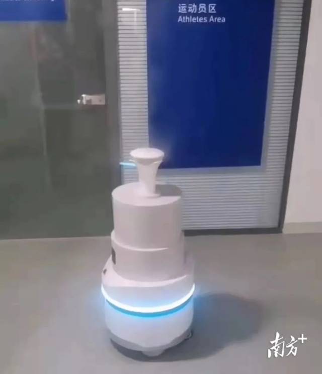 雾化消毒机器人。