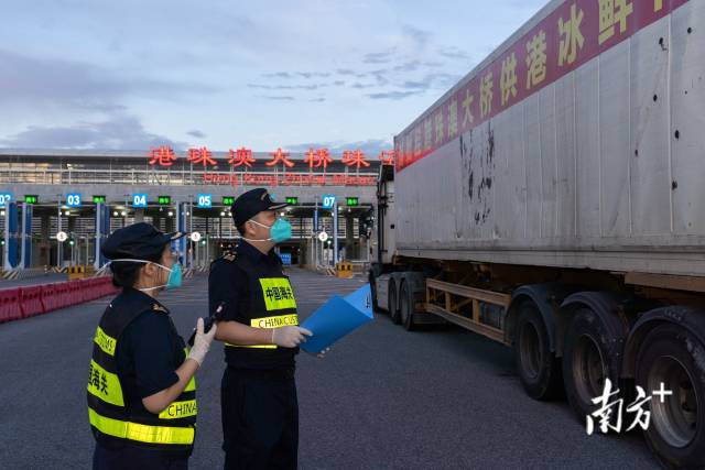首票经港珠澳大桥珠海公路口岸供港冰鲜禽肉通关。