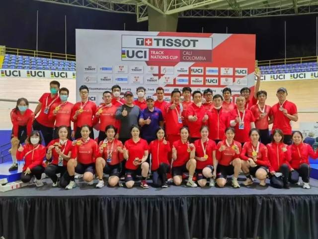 第一排右五为黄芷林。 第一排右五为黄芷林。