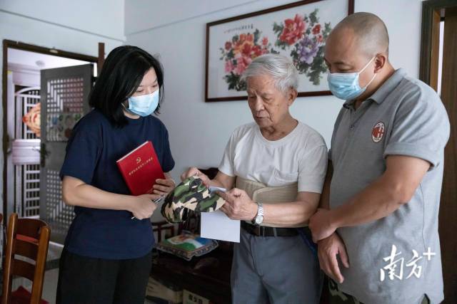 退役军人事务员“八一”上门慰问老兵