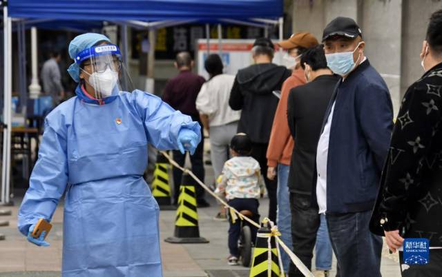 共产党员、北京八里庄街道机关干部张茜(左)在核酸筛查现场进行秩序维护(2022年5月11日摄)。 新华社记者 李欣 摄 共产党员、北京八里庄街道机关干部张茜(左)在核酸筛查现场进行秩序维护(2022年5月11日摄)。 新华社记者 李欣 摄