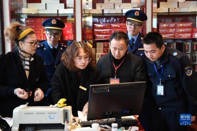 在浙江省宁波市北仑区,联合检查组的工作人员在一家烟酒商店浏览发票记录,核查是否有违规公款消费等情况(2020年1月8日摄)。 新华社记者 黄宗治 摄 在浙江省宁波市北仑区,联合检查组的工作人员在一家烟酒商店浏览发票记录,核查是否有违规公款消费等情况(2020年1月8日摄)。 新华社记者 黄宗治 摄