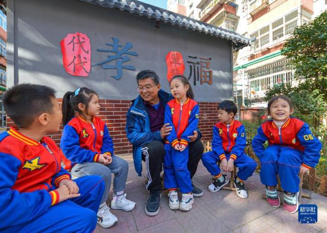 在河北省邯郸市邯山区开展的“听爷爷奶奶讲家风”主题活动中,宣讲员向孩子们讲家风家训故事(2020年11月2日摄)。 新华社记者 王晓 摄 在河北省邯郸市邯山区开展的“听爷爷奶奶讲家风”主题活动中,宣讲员向孩子们讲家风家训故事(2020年11月2日摄)。 新华社记者 王晓 摄