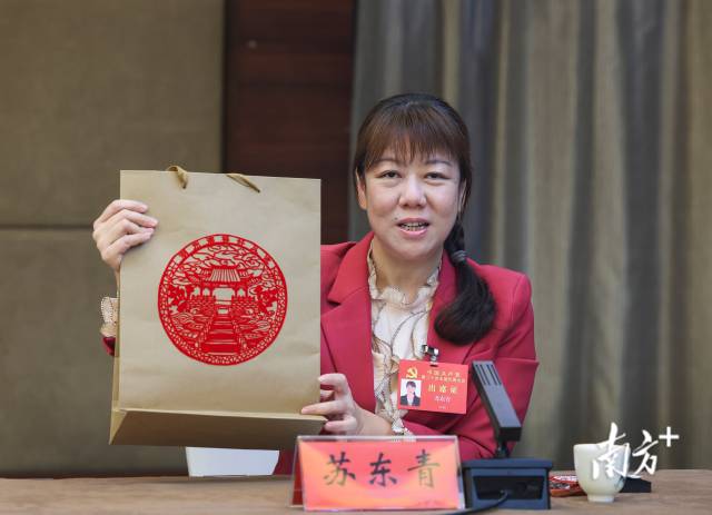 苏东青代表展示学生的潮州剪纸作品。 苏东青代表展示学生的潮州剪纸作品。