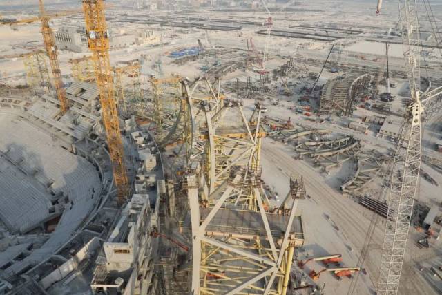 这是2019年8月22日拍摄的卢塞尔体育场施工现场。新华社发(董立巍摄) 这是2019年8月22日拍摄的卢塞尔体育场施工现场。新华社发(董立巍摄)