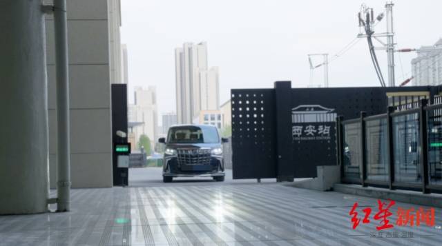 ↑企业宣传片中显示,接送旅客的私家车可驶上西安北站站台 ↑企业宣传片中显示,接送旅客的私家车可驶上西安北站站台