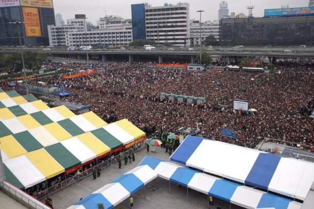 2008年春运期间,南方遭遇罕见冰雪灾害,广州火车站广场滞留大量旅客 图源:广铁集团广州火车站 2008年春运期间,南方遭遇罕见冰雪灾害,广州火车站广场滞留大量旅客 图源:广铁集团广州火车站