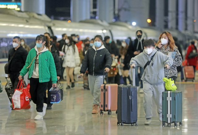 1月7日,杭州东站站台上的旅客 1月7日,杭州东站站台上的旅客