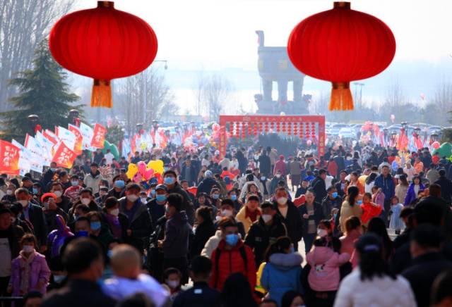 1月22日,游人在山东省临沂市沂蒙山龟蒙景区新春庙会上游玩。新华社发(武纪全 摄) 1月22日,游人在山东省临沂市沂蒙山龟蒙景区新春庙会上游玩。新华社发(武纪全 摄)