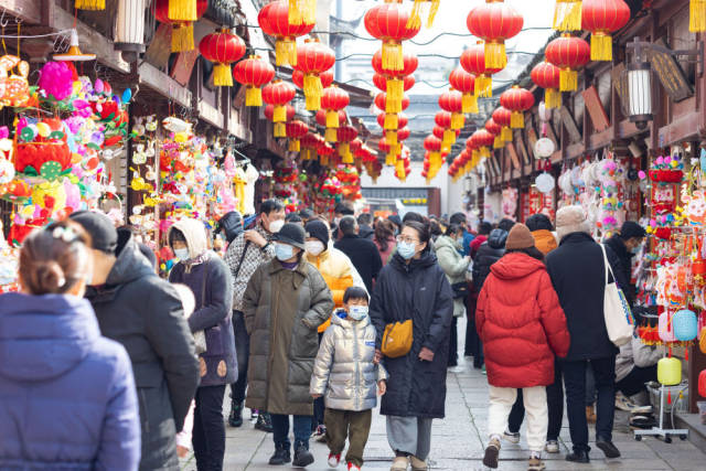 1月24日,游人在南京夫子庙景区游览。新华社发(苏阳 摄) 1月24日,游人在南京夫子庙景区游览。新华社发(苏阳 摄)