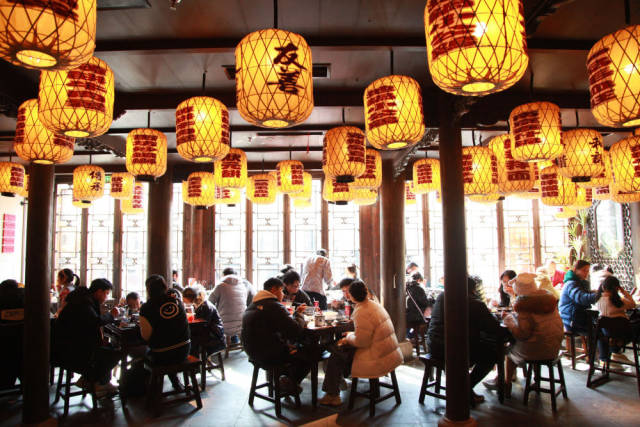 1月24日,顾客在南京老门东的一家餐厅品尝金陵风味美食。新华社发(刘建华 摄) 1月24日,顾客在南京老门东的一家餐厅品尝金陵风味美食。新华社发(刘建华 摄)