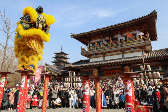 1月25日,游客在湖北省襄阳市唐城春节庙会观看舞狮表演。新华社发(杨东摄) 1月25日,游客在湖北省襄阳市唐城春节庙会观看舞狮表演。新华社发(杨东摄)