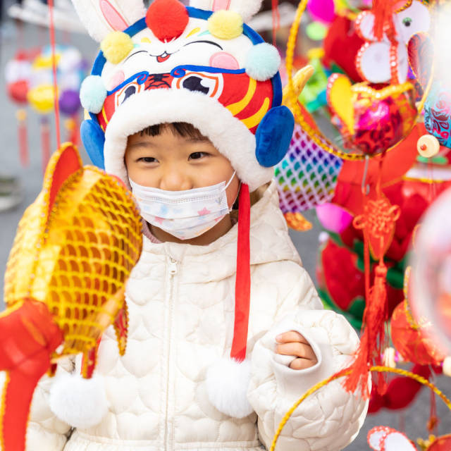 1月25日,在南京夫子庙东牌楼的集市上,小朋友被花灯吸引。新华社发(张梦摄) 1月25日,在南京夫子庙东牌楼的集市上,小朋友被花灯吸引。新华社发(张梦摄)