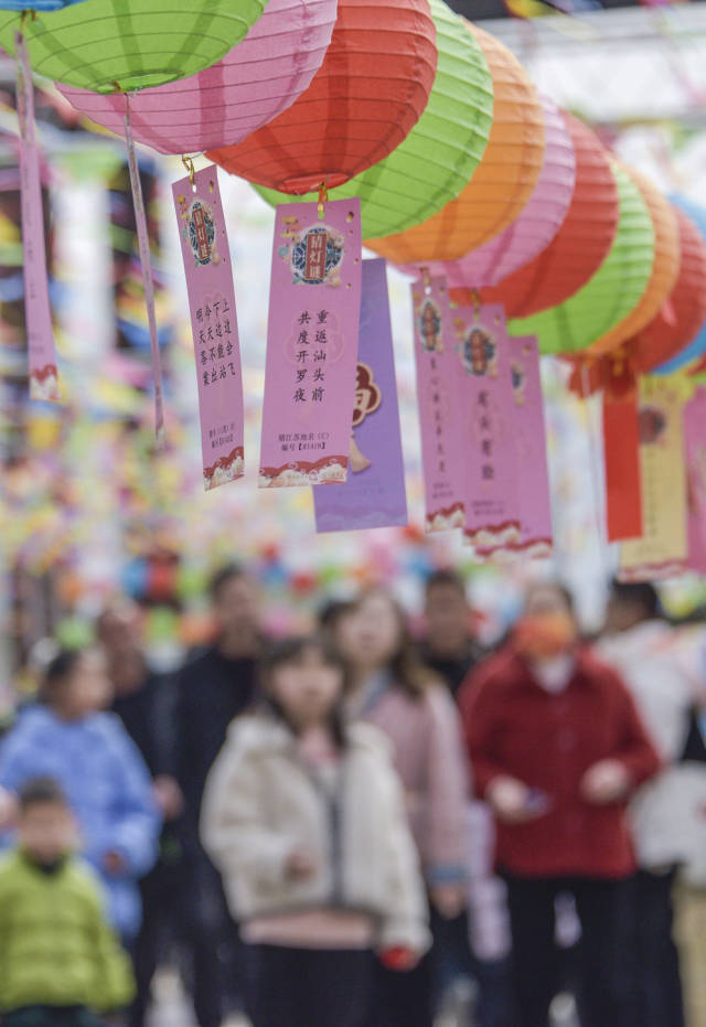 1月25日,人们在贵州铜仁市印江土家族苗族自治县映美湖景区民俗活动上猜灯谜。新华社发(陈晓岚摄) 1月25日,人们在贵州铜仁市印江土家族苗族自治县映美湖景区民俗活动上猜灯谜。新华社发(陈晓岚摄)