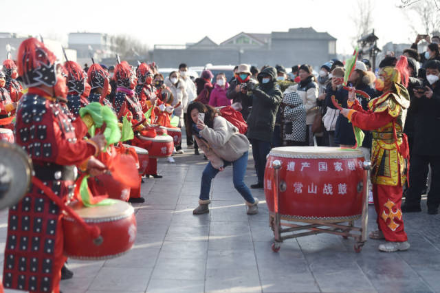 1月25日,在河北省石家庄市正定古城隆兴寺景区的传统文化演出上,游客欣赏“常山战鼓”。新华社发(张晓峰摄) 1月25日,在河北省石家庄市正定古城隆兴寺景区的传统文化演出上,游客欣赏“常山战鼓”。新华社发(张晓峰摄)