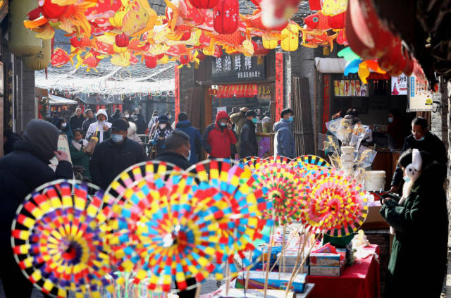 1月25日,游客在石家庄市鹿泉区土门关驿道小镇春节大集游玩。新华社发(梁子栋摄) 1月25日,游客在石家庄市鹿泉区土门关驿道小镇春节大集游玩。新华社发(梁子栋摄)