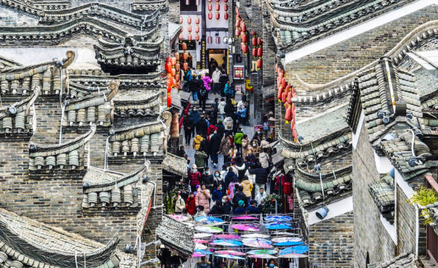 1月25日,游客在广西桂林市东西巷赶大集(无人机照片)。新华社发(刘峥摄) 1月25日,游客在广西桂林市东西巷赶大集(无人机照片)。新华社发(刘峥摄)
