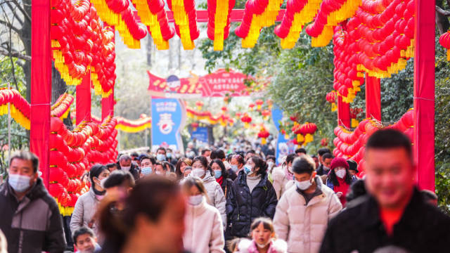 1月25日,市民在贵州省贵阳市云岩区黔灵山公园逛庙会。新华社记者 陶亮 摄 1月25日,市民在贵州省贵阳市云岩区黔灵山公园逛庙会。新华社记者 陶亮 摄