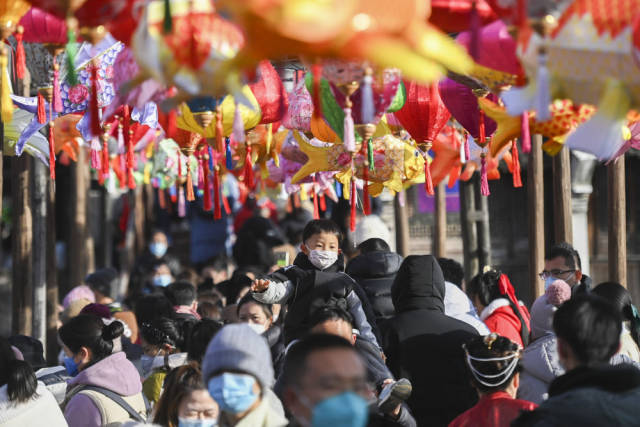 1月25日,游客在浙江省桐乡市乌镇景区逛“水上年市”。新华社记者 黄宗治 摄 1月25日,游客在浙江省桐乡市乌镇景区逛“水上年市”。新华社记者 黄宗治 摄