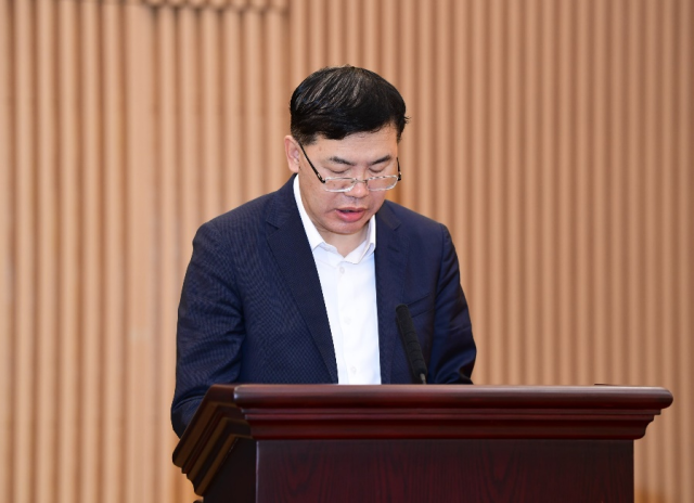 省委农村工作会议暨全面推进“百县千镇万村高质量发展工程”促进城乡区域协调发展动员大会上,省发展改革委主任、省大湾区办主任艾学峰发言。(南方日报记者 王辉 肖雄 摄) 省委农村工作会议暨全面推进“百县千镇万村高质量发展工程”促进城乡区域协调发展动员大会上,省发展改革委主任、省大湾区办主任艾学峰发言。(南方日报记者 王辉 肖雄 摄)