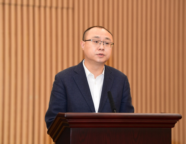 省委农村工作会议暨全面推进“百县千镇万村高质量发展工程”促进城乡区域协调发展动员大会上,省住房城乡建设厅党组书记张勇发言。(南方日报记者 王辉 肖雄 摄) 省委农村工作会议暨全面推进“百县千镇万村高质量发展工程”促进城乡区域协调发展动员大会上,省住房城乡建设厅党组书记张勇发言。(南方日报记者 王辉 肖雄 摄)