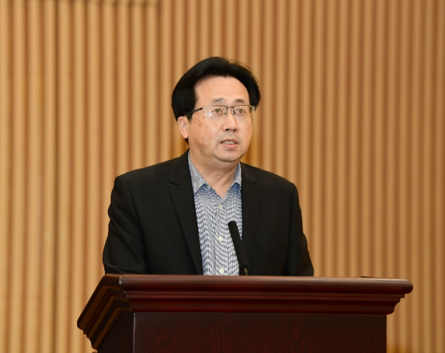 省委农村工作会议暨全面推进“百县千镇万村高质量发展工程”促进城乡区域协调发展动员大会上,省农业农村厅党组书记、副厅长刘棕会发言。(南方日报记者 王辉 肖雄 摄) 省委农村工作会议暨全面推进“百县千镇万村高质量发展工程”促进城乡区域协调发展动员大会上,省农业农村厅党组书记、副厅长刘棕会发言。(南方日报记者 王辉 肖雄 摄)