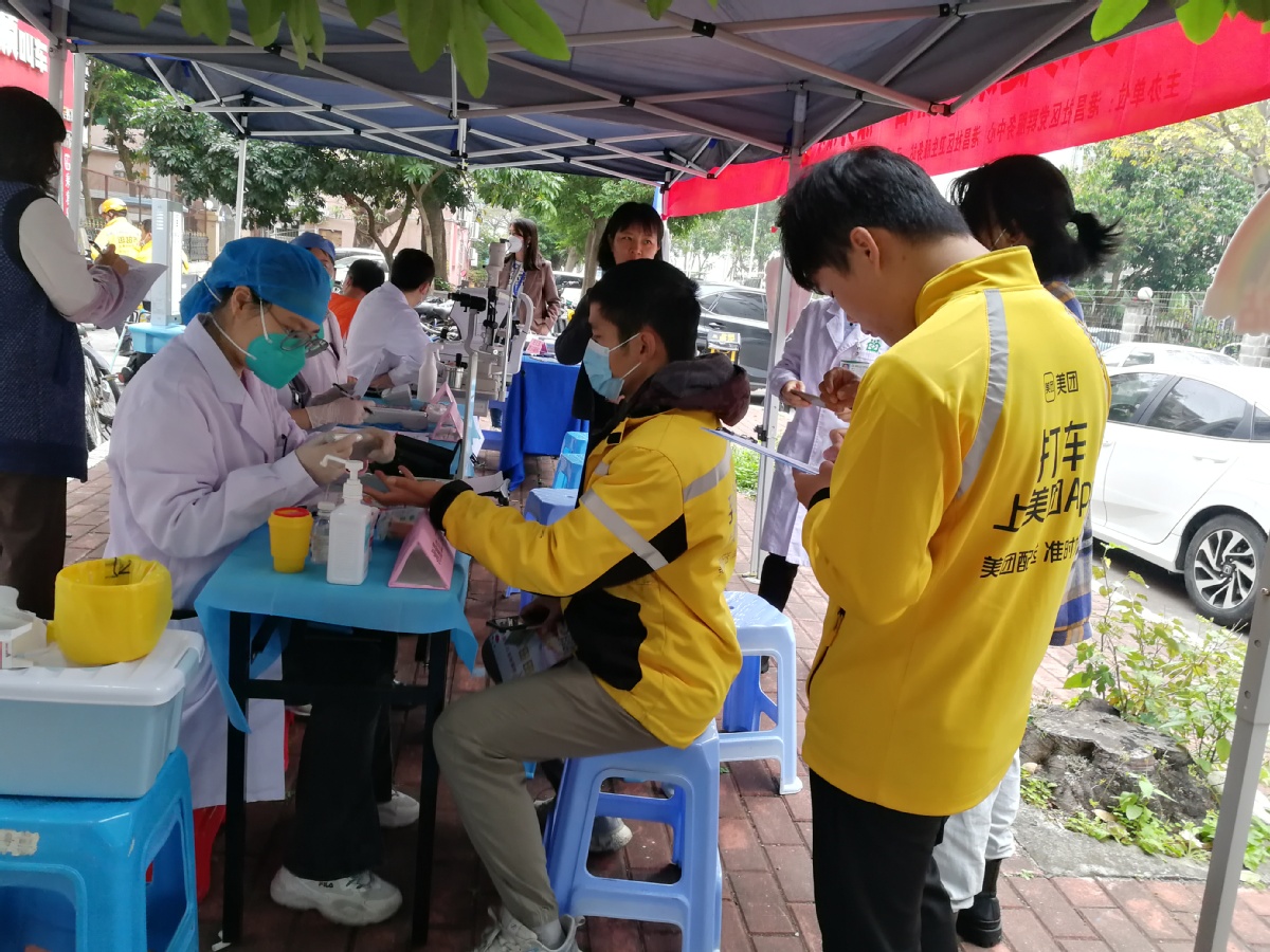 拱北街道港昌社区开展关爱新业态群体健康义诊活动