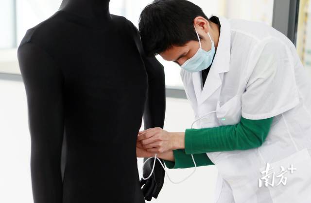 考生使用智能化经络腧穴仪进行穴位定位