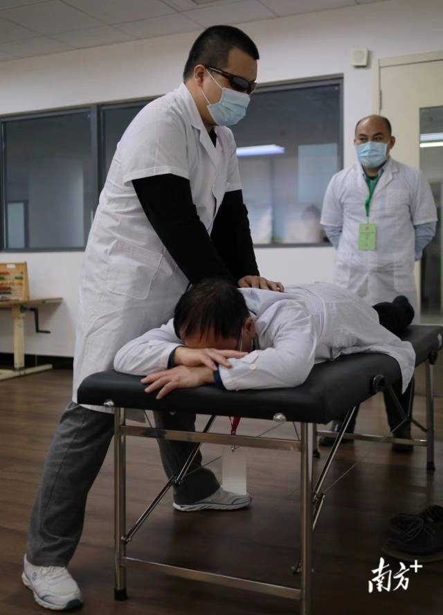 考生在进行实践操作考试