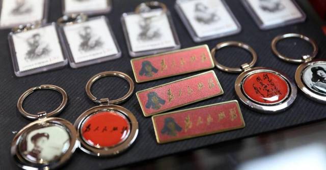 雷锋主题文创产品。新华社记者 姚剑锋 摄 雷锋主题文创产品。新华社记者 姚剑锋 摄