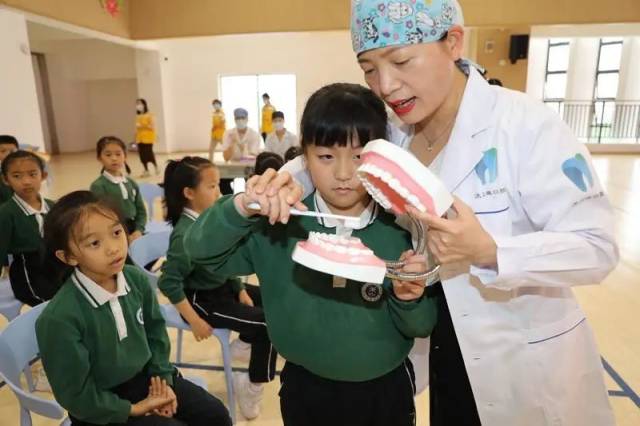 小学生们在学习如何正确刷牙。 记者 王云 摄