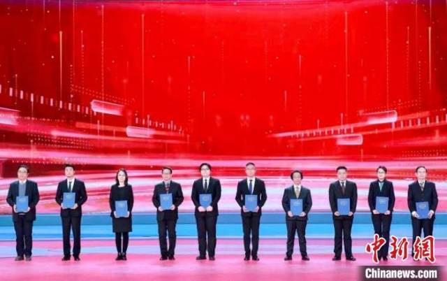 “2022年度十大科普作品”领奖人合照。 中国科协 供图 “2022年度十大科普作品”领奖人合照。 中国科协 供图