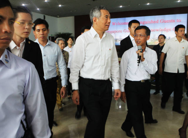 2014年,新加坡总理李显龙参观广州中新知识城。南方日报资料图 2014年,新加坡总理李显龙参观广州中新知识城。南方日报资料图