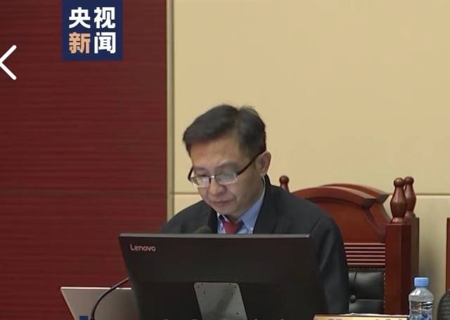 2022年8月劳荣枝案二审,辩护人吴丹红在法庭上。 央视新闻截图 2022年8月劳荣枝案二审,辩护人吴丹红在法庭上。 央视新闻截图