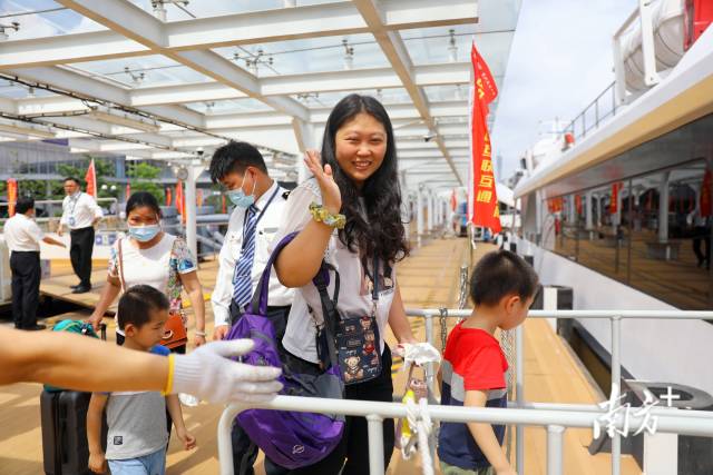 旅客正在登船。 旅客正在登船。