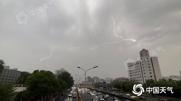 △昨天午后,北京雷雨来袭,电闪雷鸣。 △昨天午后,北京雷雨来袭,电闪雷鸣。