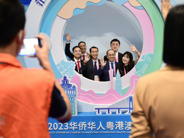 与会嘉宾在2023华侨华人粤港澳大湾区大会上拍照留念。南方+记者 肖雄 王俊涛 摄 与会嘉宾在2023华侨华人粤港澳大湾区大会上拍照留念。南方+记者 肖雄 王俊涛 摄