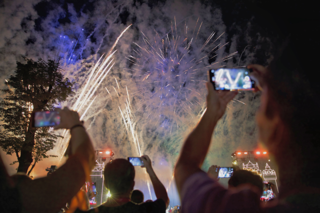 17日晚,嘉年华活动在开平赤坎华侨古镇举行。图为侨胞记录五彩缤纷的烟花。南方+记者 王俊涛 肖雄 董有逸 摄 17日晚,嘉年华活动在开平赤坎华侨古镇举行。图为侨胞记录五彩缤纷的烟花。南方+记者 王俊涛 肖雄 董有逸 摄