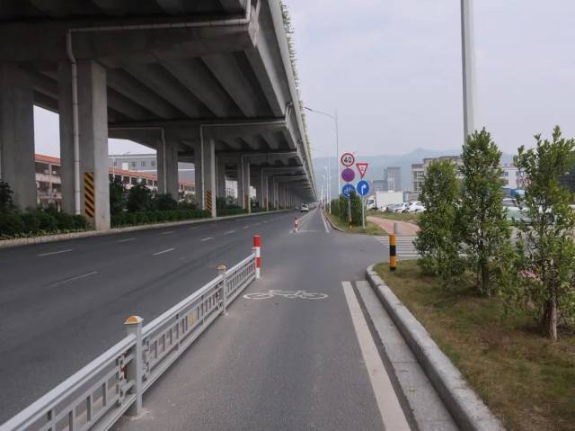 三乡城桂公路大布新村路段非机动车道设置。 三乡城桂公路大布新村路段非机动车道设置。