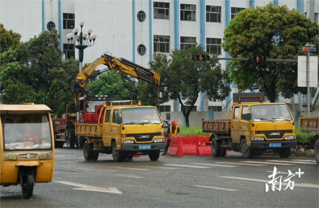 工人正在拆除临时栅栏。