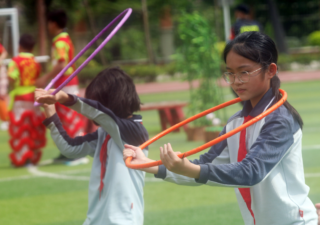 新队员五年级黎诗惠用呼啦圈学习狮头动作.jpg