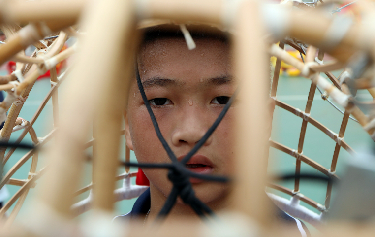 五年级梁先闯同学在用滕狮头练习，脸上冒出黄豆粒大小的汗珠也顾不上擦拭。.jpg