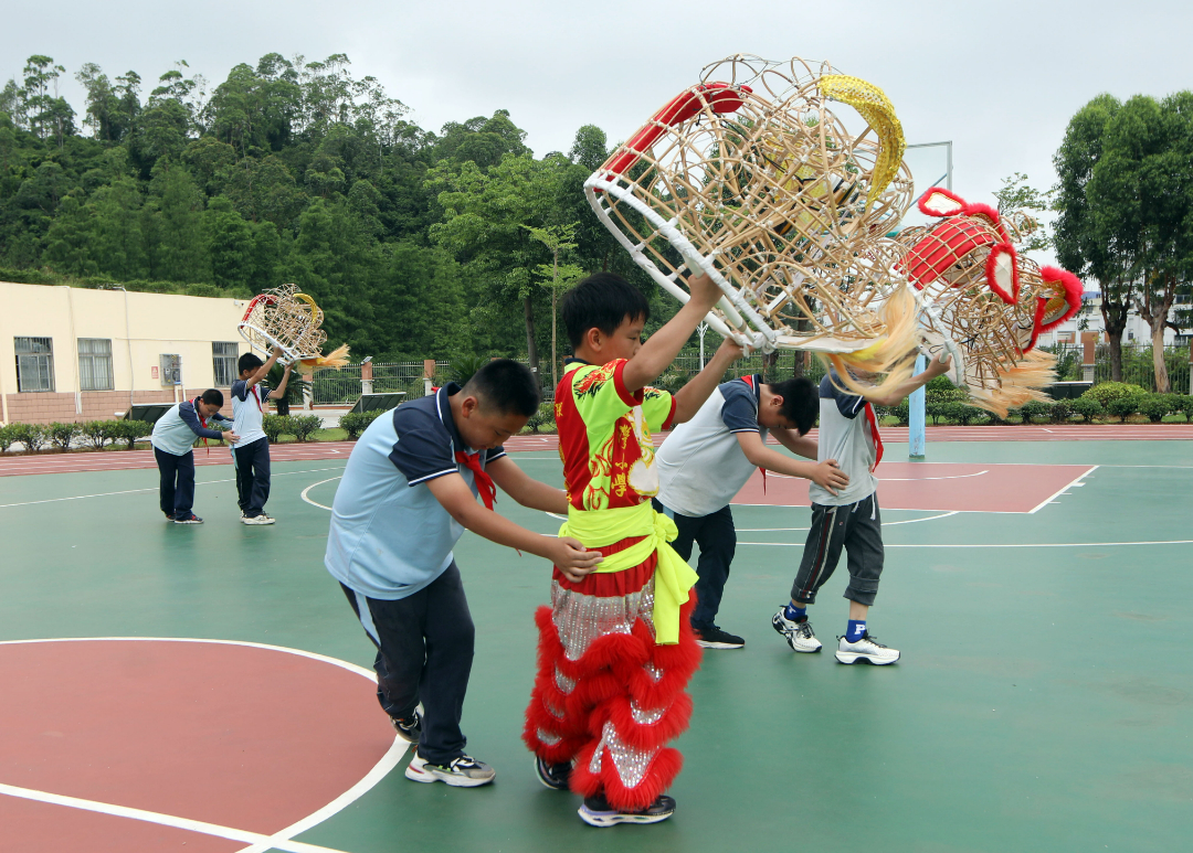 四年级蒋鸿渐狮头和五年级熊岩狮尾用滕狮头练习配合.jpg