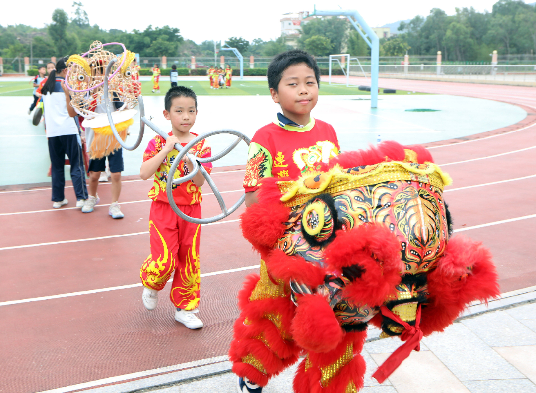 抬着各种道具，准备上台训练表演。.jpg