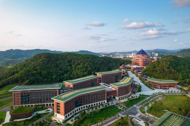 层次丰富的教学楼图书馆组团 层次丰富的教学楼图书馆组团