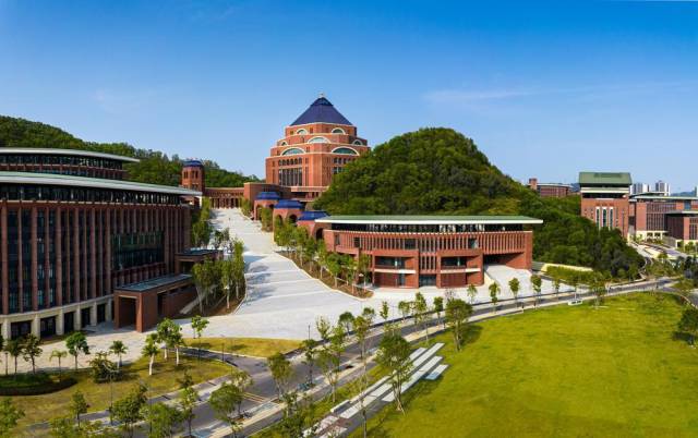 利用采石矿坑建设的图书馆 利用采石矿坑建设的图书馆