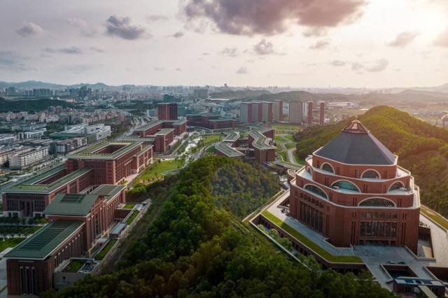 拾级而上的教学楼图书馆组团 拾级而上的教学楼图书馆组团