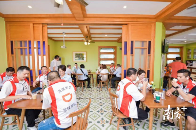 “向阳小屋”解决司机如厕难用餐难等问题。