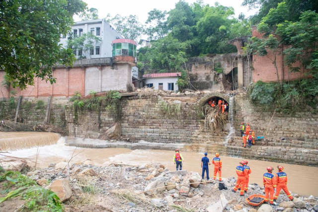 7月6日，在重庆市万州区长滩镇林场村，搜救人员在开展搜救。新华社记者 唐奕 摄